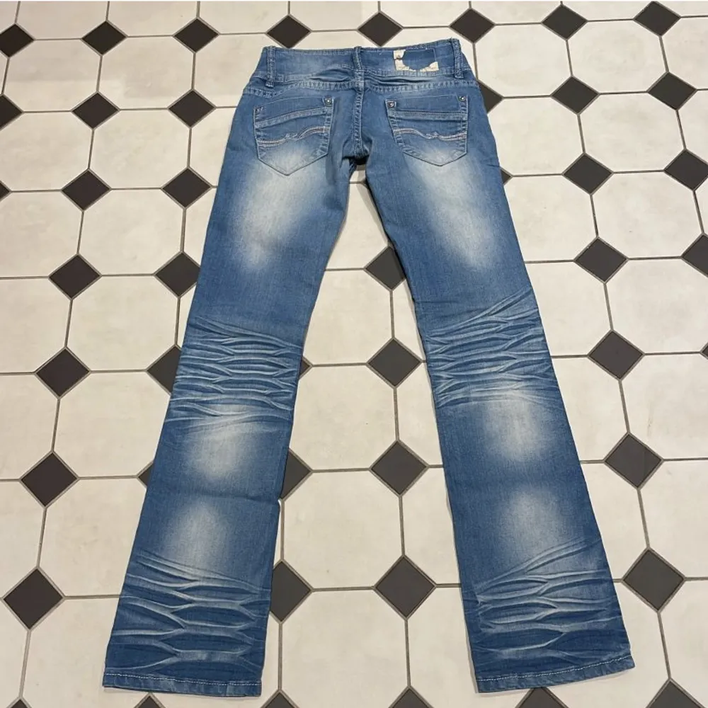 Supersnygga lågmidjade jeans som tyvärr är för små för mig. Köpta här på plick. Midjemått tvärs över 34cm innerbenslängd 78cm. Jeans & Byxor.