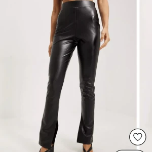 Skinnbyxor med slits - Säljer dessa skinnbyxor med slits från Nelly 😍 använda 2 gånger! Som nya 💕