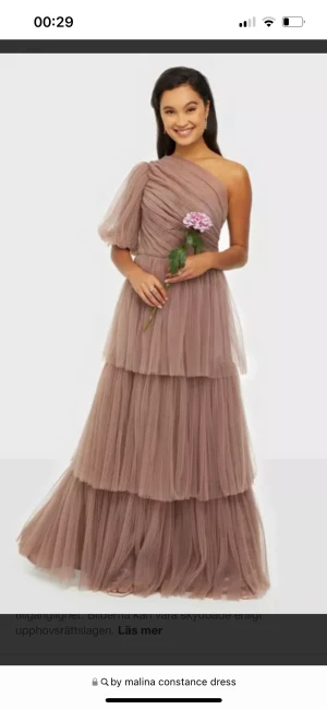 By Malina klänning  - By Malina klänning i lång modell i färgen brun och strl 38 i modellen Conctance. 