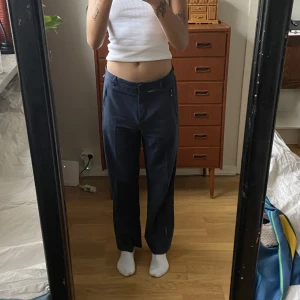 kostymbyxor  - mörkblå kostymbyxor i storlek 36!