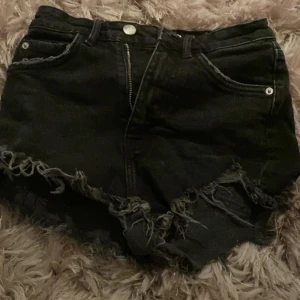 Svarta shorts! - Jättefina svarta shorts, köpta i somras. Pris kan diskuteras!