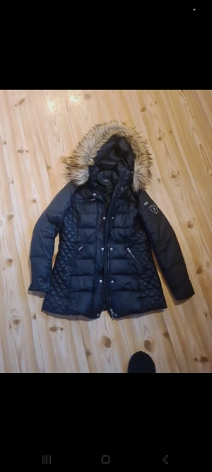 Rock and blue jacka - Rock and blue jacka strl 40. Avtagbar huva med fuskpäls. Längre modell som går ner om rumpan   sparsamt använd  Superfin o varm o gosig! 