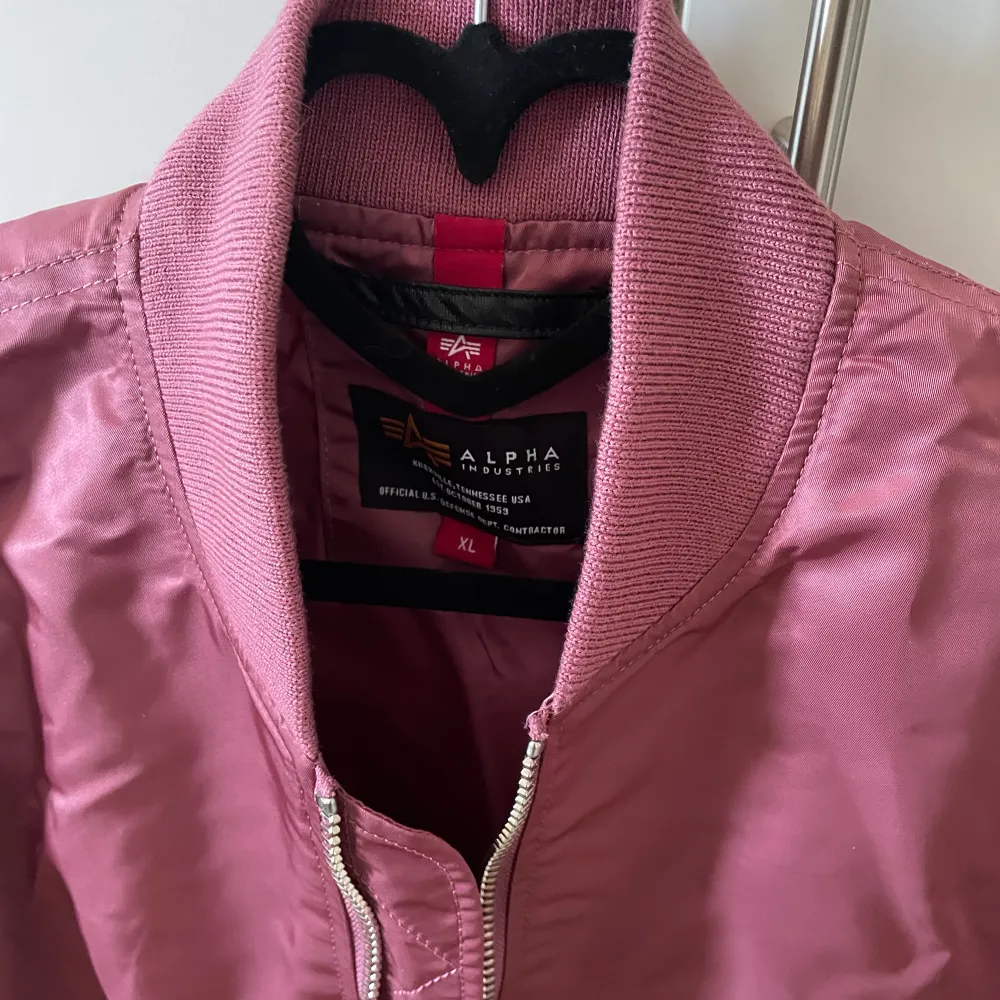 Söt rosa bomberjacka från Alpha Industries. Helt ny aldrig använd. Nypris 1800 kr. Jackor.