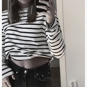 NA-KD tröja  - Långärmad randig tröja från NA-KD i storlek xs säljer för 50kr 