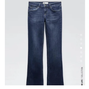 Low waist jeans - Säljer dessa slutsålda low waist jeans från zara i strl 40. De är uppsprättade då de var lite korta på mig som är 175. Inga defekter bortsett från det och de är i nyskick. Skriv privat för frågor och fler bilder 💓 köpta för 399  I priset ingår också frakt