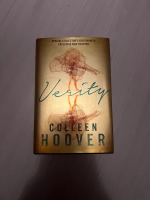 verity special edition - colleen hoover  - ⚠️tryck inte på köp nu!! ⚠️ säljer denna special edition av boken verity då jag inte längre av intresserad av den! jättebra skick och original pris är 250 kr! :)) 💌frakt 69kr