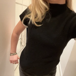 Kortärmad stickad tröja - Säljer denna superfina kortärmade stickade tröjan 💘 ull och kashmir blend och i bra skick🫶🏼Möts upp på Östermalm eller fraktar!