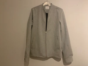 J Lindberg cardigan - Säljer min J Lindberg cardigan i strlk S Skicket på tröjan är som nytt och är knappast använd, riktigt kap då jag endast säljer för 399