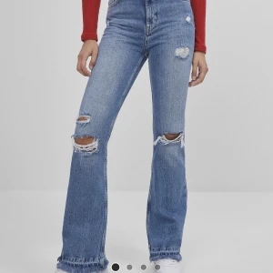 Bootcut jeans - Säljer mina skitsnygga bootcutjeans från Bershka då den tyvärr är för stora för mig. Dem är endast använda en gång så i nyskick