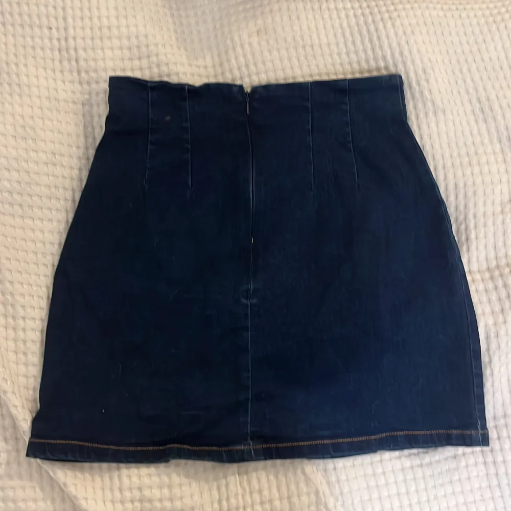 Helt oanvänd fejk jeans kjol! Väldigt stretchiga 🫶🏻Mörkblå, passar small/medium 💕 säljer för den kommer inte till användning tyvärr! Lite high waisted  med dragkedja där bak 🫶🏻. Kjolar.