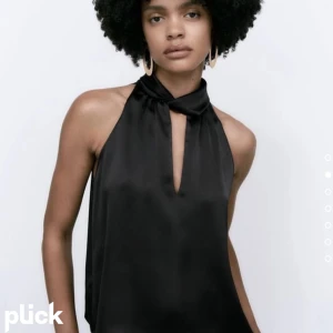 Zara topp  - Säljer denna fina zara topp då jag spontan köpte den men inte riktig gillar den. Använd 1 gång så den är som ny! Väldigt liten i storlek❤️