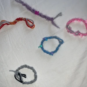Armband  - Säljer armband som kan vara fina o ha på våren eller sommaren💗 hela året såklart hah💗 alla säljs för 63 och en för 12kr💗 priset kan såklart diskuteras! Snabb affär för alla kan kosta 30kr💗