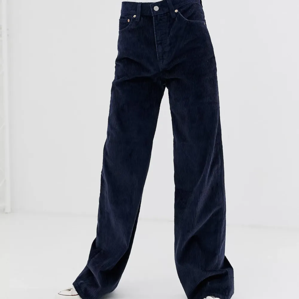 Manchesterbyxor från levi’s i modell ribcage wide leg strl 24/32, använda men bra skick. Har tyvärr blivit för små för mig, första två lånade bilder visar passform på :). Jeans & Byxor.