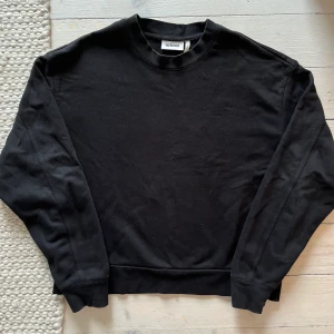 Svart sweatshirt - Svart sweatshirt från weekday i storlek S. Knappt använd och fint skick