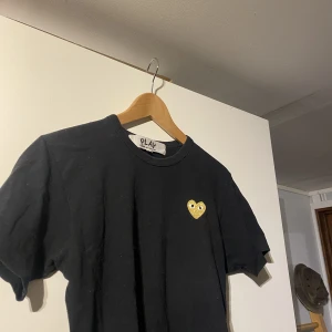 Comme des garcon tshirt - Superfin tröja från comme des garcons i fint skick!!