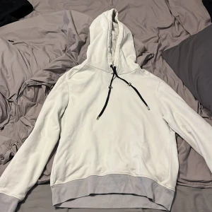 Limitato tröja - Flr liten flr mig. Bra skick men krympt i storleken så sitter som s