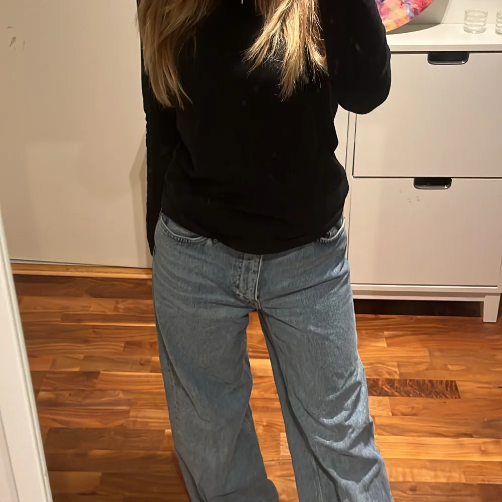 Monki jeans storlek 27 o cirka 165cm i längden 💗säljer för 80kr. Jeans & Byxor.