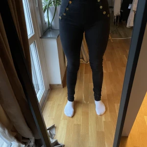 Svarta jeans - Hej! Här är ett par välanvända jeans i storlek 36, stretchiga och tighta jeans.   Jag kan mötas upp i uppsala och stockholm, trevlig dag! 😊
