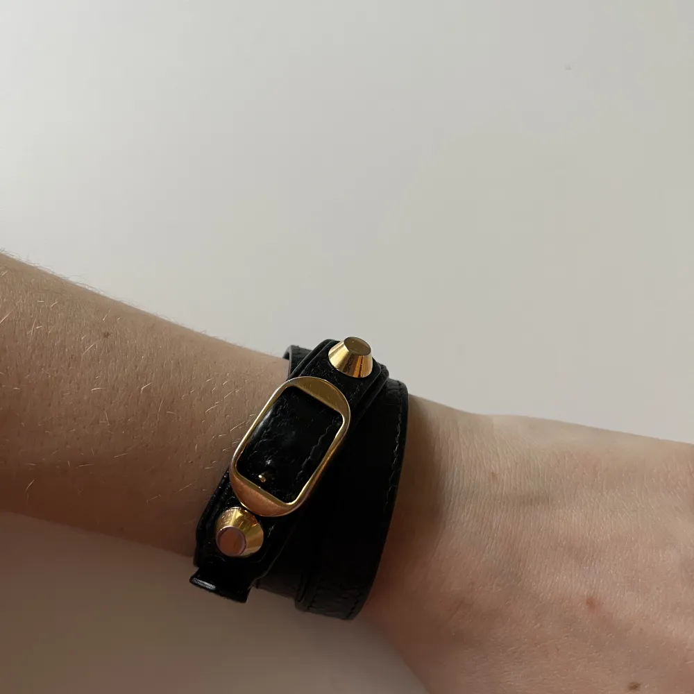 Armband från Balenciaga som är köpt på NK i Stockholm! I svart med guld och endast använt ett fåtal gånger. Storlek M. Box och dustbag medföljer :). Accessoarer.