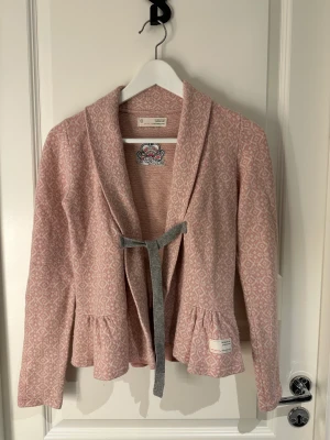 Odd Molly kofta - Säljer min älskade odd Molly kofta då den tyvärr är för liten. Strl 0 vilket ungefär motsvarar XS/S. Bra skick men lite nopprig på vissa ställen (superlätt att pilla bort). Kontakta för fler bilder/frågor. Kan mötas upp eller så står köparen för frakten. 