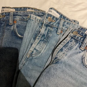Zara jeans  - Säljer nu mina tre mid Waits straight jeans från zara. Då som ej kommer till användning längre. Det är ett bar med håll och slits nertill, ett par ljusblåa och ett par mörkblå. 200kr st och 450 för alla 