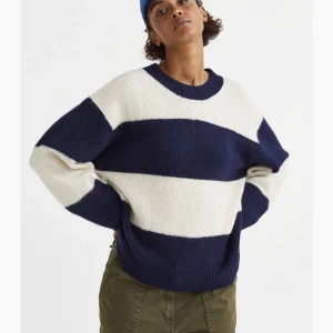 Stickad sweatshirt  - Randig tröja från h&m! Tröjan är i storlek XL men sitter dock fint på mig som är Xs-S