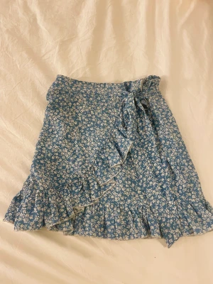 3st kjolar - Säljer tre fina kjolar! Alla är i storlek S. De två första har en volang överlappning med knytning i sidan (nr 1&2) ser likadana ut förutom mönstret!