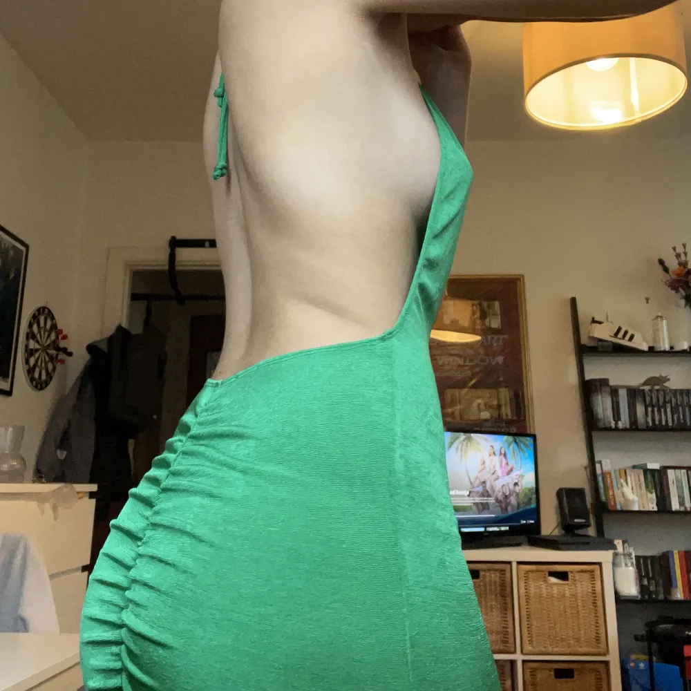 SUPER FIN festklänning i grönt. Den skimrar så otroligt fint och ryggen är det bästa! Även snörning runt nacken! . Klänningar.