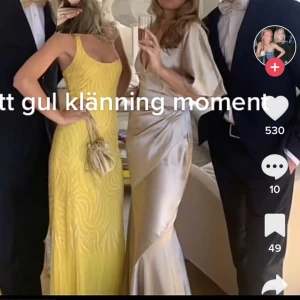 Balklänning asos - Säljer nu min helt oanvända champagnefärgade balklänning med avtagbart band i midjan som tyvärr va för lite men där returtiden hann gå ut! Köpt för 1150 men säljer nu för 650. Passar perfekt för dig som har storlek 34-36! Köparen står för frakten❤️‍🔥