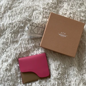 Korthållare från ATP Atelier - Nypris 800kr köpt på NK i september 2022. Säljer endast för ett bra pris. 