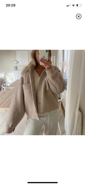 NA-KD kappa - Beige kort kappa från NA-KD i storlek 34(XS-S). Köptes här på Plick men kom inte till användning. (Lånad första bild)