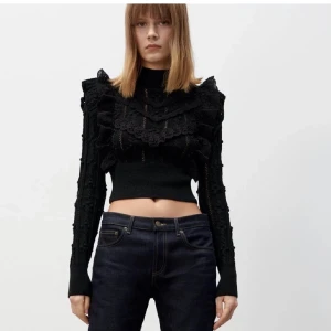 Svart stickad pointelle tröja Zara - Super snygg pointelle stickad ifrån Zara, använd 1 gång så i nyskick💕