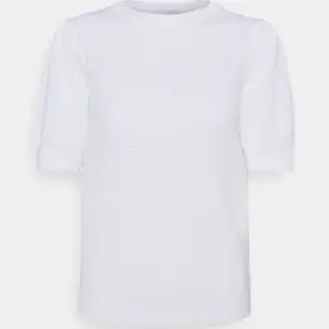 En vit stickad tröja ifrån vila som är använda ungefär 4-5 gånger men helt utan defekter och liknande. Säljer bara pga att den ej kommer till användning.