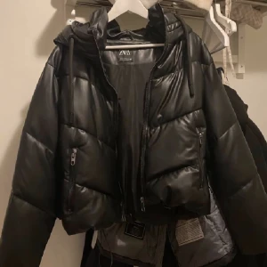 Svart Tjock jacka  - Snabbpris: 400! Säljer denna super fina svarta jacka då den är lite för stor för mig. Den är storlek Xs men passar nog Xs-m  Från Zara och är endast använd under denna vinter!!!  Köparen står för frakt 📦😊