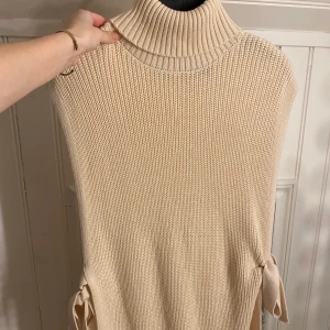 Lång stickad väst - En lång stickad väst, väldigt stilren! 