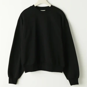 Svart sweatshirt - Svart sweatshirt i bra skick från Gina tricot!  Inga fläckar eller slitningar.  Säljer pga att den inte kommer till användning längre. Skickar gärna fler foton på vid intresse🥰Tröjan är större eftersom att den är lite oversize så funkar om man har S med!