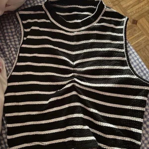 Svart randig topp - Svart randig topp med scrunch i bröstet😊