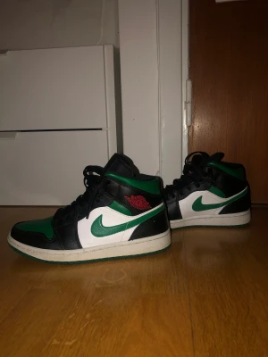 Jordan 1 - Säljer ett par air jordan 1 mid green toe i storlek 40 då dom inte kommer till användning. Använda ett fåtal gånger och i stort sätt i nyskick. Nypris är ca 3000 kr. Skickar dom i orginallådan. ! Tryck inte på köp nu om vi inte redan haft kontakt !