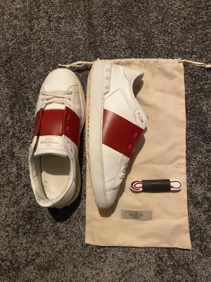 Valentino open - Säljer nu mina valentino open dom är mycket fint skick och är försiktigt använda! Dom är i storlek 40 men sitter större! Helt nya extra snören och dustbag fårs med! Nypris ca 6000, tveka inte höra av er om ni har några frågor eller vill ha fler bilder 