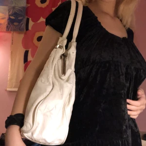Vit snygg axelväska - Väldigt snygg! Många praktiska fack på insidan💕 Tillkommer även ett längre band☺️