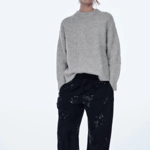 Zara stickad damtröja  - Grå stickad damtröja från Zara. Aldrig använd och prislapp sitter kvar på den. Endast frakt till Sverige.