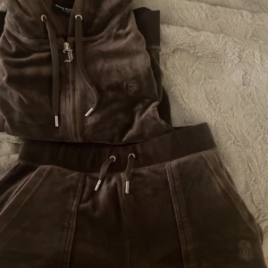 Juicy - Säljer mitt fina juicy sätt jag fick i julas då jag ej använder de, hör av dig vid frågor tröjan är i xs och byxorna i xxs ❌byxorna är sålda❌