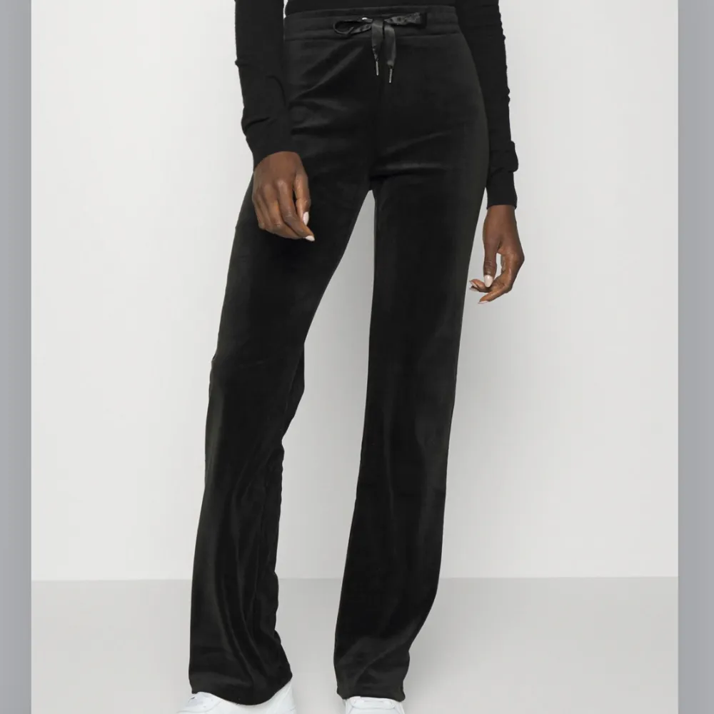 Svarta mjukisbyxor från Gina. Jeans & Byxor.