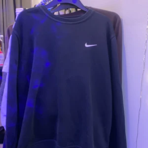 Nike Sweatshirt  - En jättesnygg Nike sweatshirt i otroligt bra kvalite! Osäker på storlek men passar mig som har S/M och är 164! Köpt för 500 kr, säljes för 250 + frakt!❗️❗️❗️