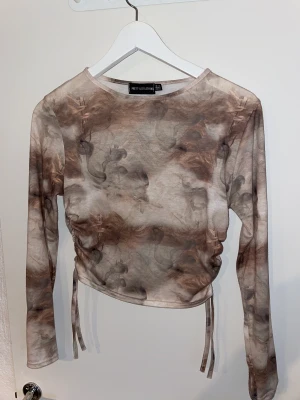 Topp - Jättefin begie mönstrad topp med snören vid sidan strl. 38. Använd få gånger🌸