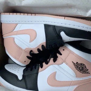 Jordan 1 crimson tint  - Säljer då jag inte använder dom. Nästan helt oanvända och i super fint skick. Nypris är 1300, tånker typ 600 pris kan diskuteras 