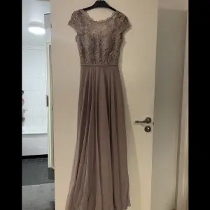 Rosa balklänning i storlek s från dressroom. Använt endast en gång. Köpt för 5000kr. Pris går att diskuteras. 