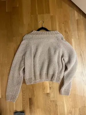 Mjuk och skön beige färgad sweater i storlek L