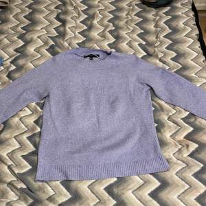 Säljer en lila stickad tröja har använt den 2 gånger ungefär. 