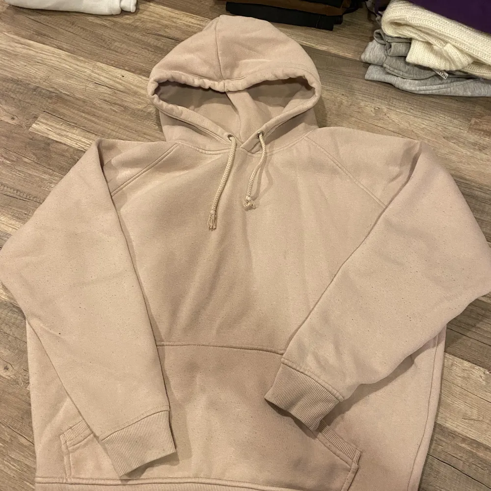 Beige Hoodie från bikbok. Skriv för fler bilder och frågor🌸. Hoodies.